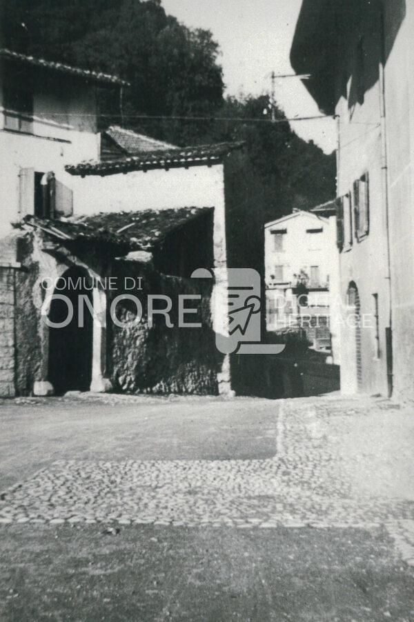 Onore, Piazza Pozzo