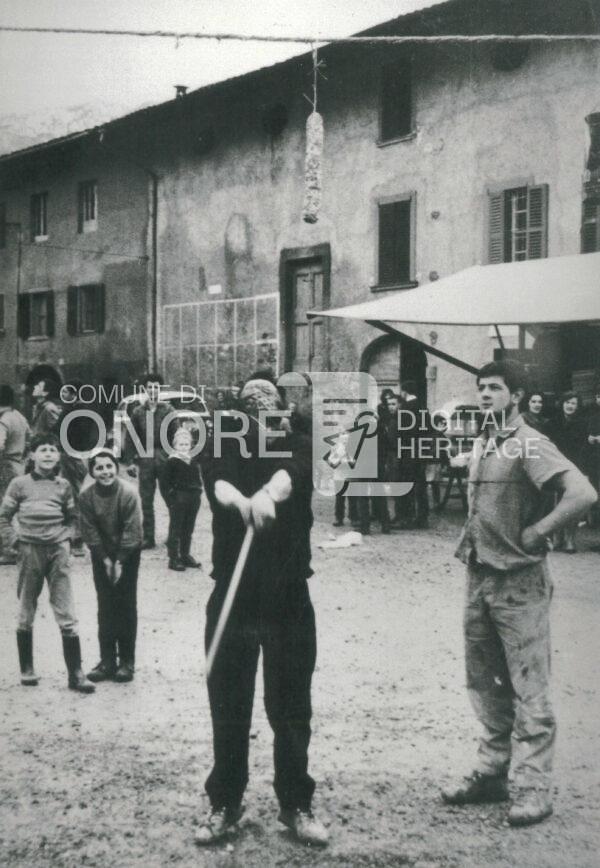 Piazza Pozzo, carnevale e filo della cuccagna