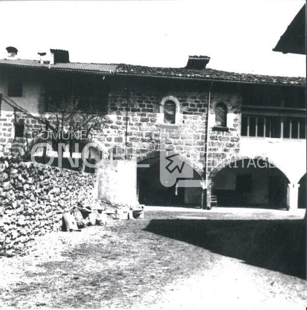 Onore, via Volta